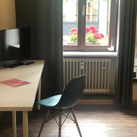 Pension Stadtmitte Garni คาร์ลสรูเฮอ ภายนอก รูปภาพ