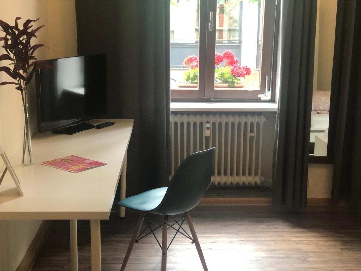 Pension Stadtmitte Garni คาร์ลสรูเฮอ ภายนอก รูปภาพ