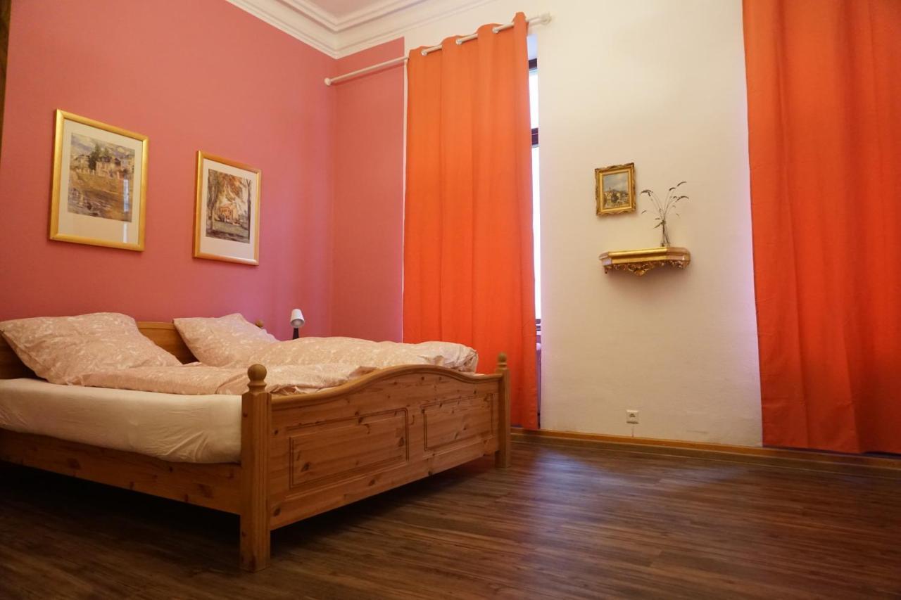 Pension Stadtmitte Garni คาร์ลสรูเฮอ ภายนอก รูปภาพ