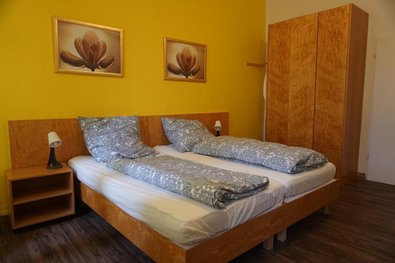 Pension Stadtmitte Garni คาร์ลสรูเฮอ ภายนอก รูปภาพ